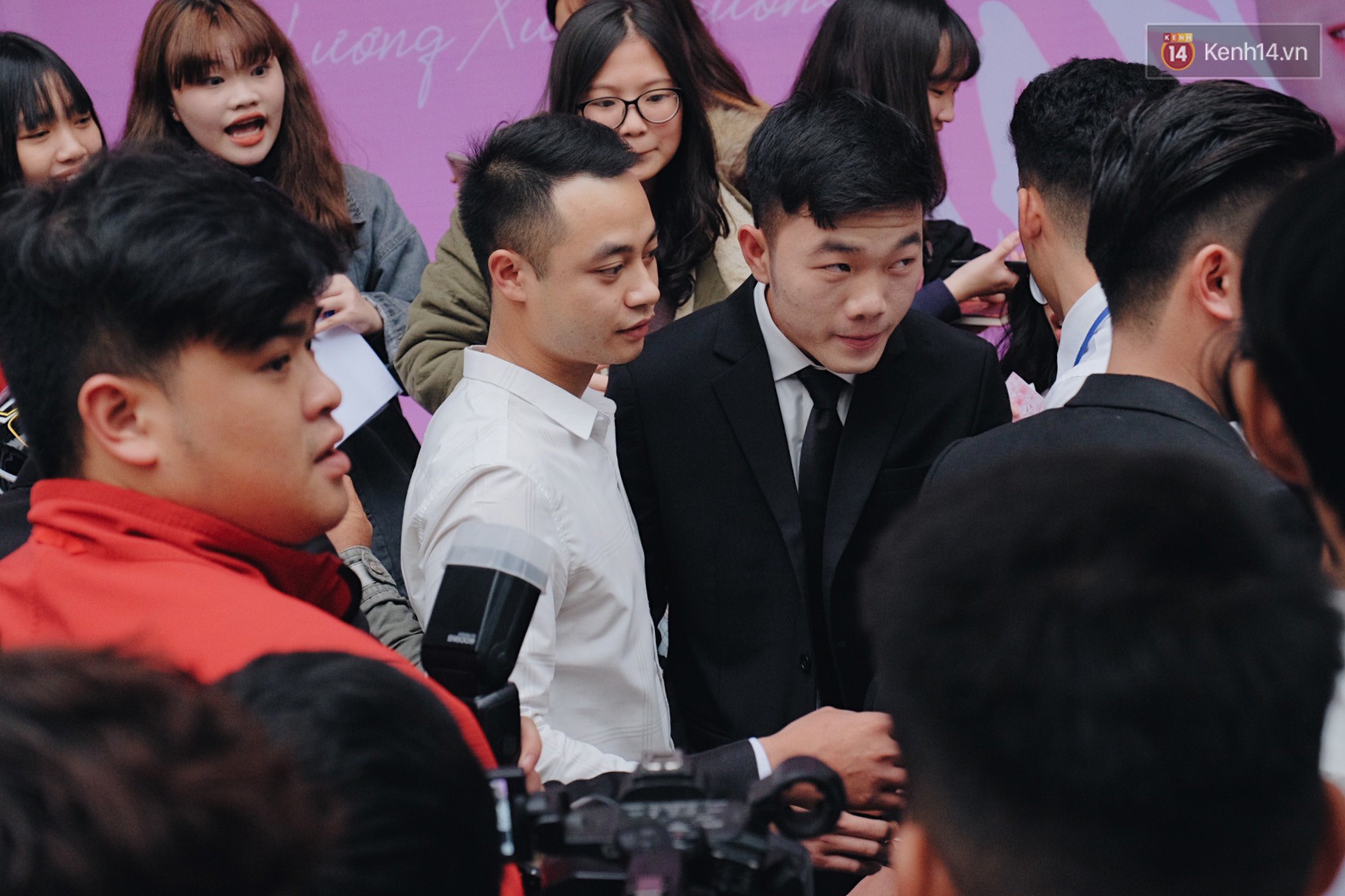 Xuân Trường đẹp trai như idol Hàn, bị fan vây kín khi tham gia sự kiện